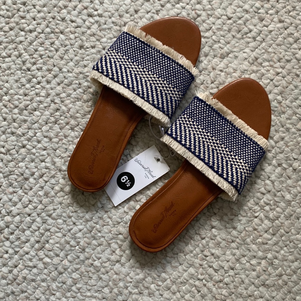 Universal Thread Sandals